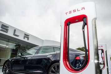 Владельцам Tesla Model 3 придется платить на фирменных зарядных станциях Supercharger