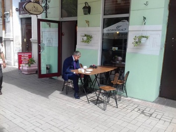 Министр энергетики Насалик замечен в кафе на Институтской
