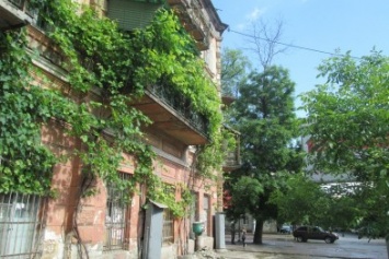 В Одессе на Молдаванке дом навис над жизнью прохожих (ФОТО)