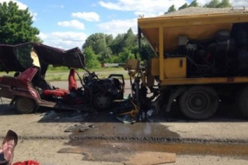 На трассе Киев-Харьков автомобиль совершил наезд на ремонтников дорожной службы