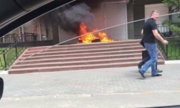 В Киеве подожгли вход в здание одного из крупных телеканалов (фото, видео)