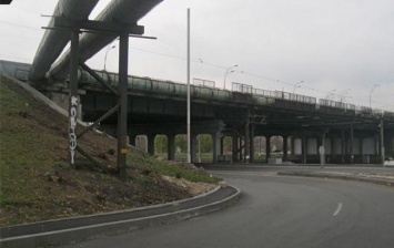 В Киеве на ночь ограничат движение на Харьковском путепроводе