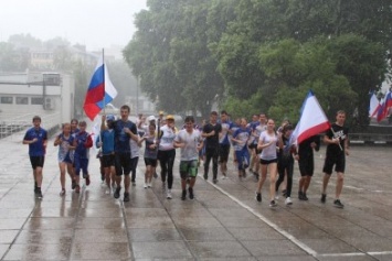 Участников международной эстафеты «Бег Мира» в Симферополе встречали под проливным дождем (ФОТО)