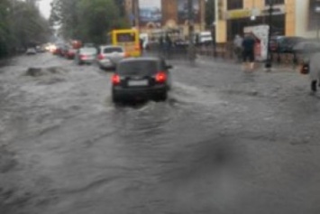 Одессу заливает: Пересыпь и Таможенную площадь затопило, трамваи не ходят (ФОТО)