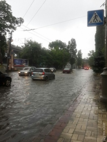 Непогода в Одессе: транспорт меняет маршруты, улицы превратились в реки
