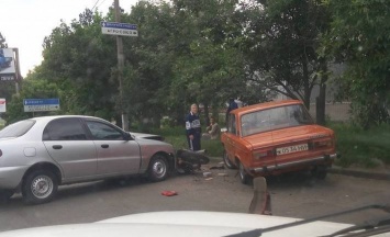 В Николаеве произошло тройное ДТП: мотоциклиста с переломом обеих ног увезла «скорая»
