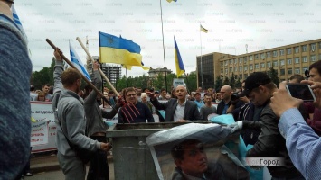 Предпринимателей, которые вчера пикетировали Николаевский горсовет, уличили в краже мусорного бака