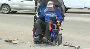В России инвалид-колясочник молотком разбил высокий бордюр, мешавший ему ездить в больницу