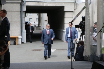 Появились фотографии как Петр Порошенко шел на встречу с журналистами
