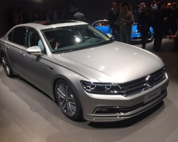 Volkswagen готовится к старту официальных продаж нового седана Phideon