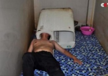 Китаец решил сам отремонтировать стиральную машину и засунул в нее голову