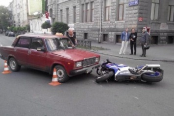 В центре Харькова в аварии пострадал мотоциклист (ФОТО)