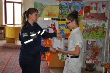 Кировоград: в областной библиотеке для юношества состоялось открытие выставки детских рисунков на противопожарную и техногенную тематику (ФОТО)