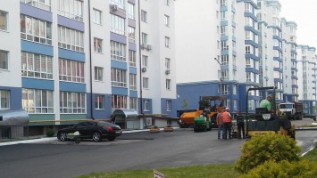 В Киеве ремонтники заасфальтировали дорогу вокруг Bentley