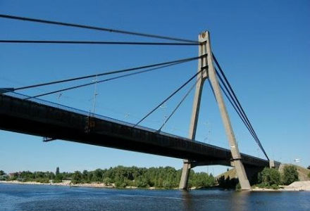 На одном из мостов Киева частично ограничат движение транспорта
