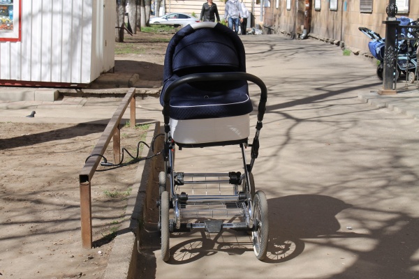 В Оренбургской области пьяный водитель "Оки" сбил коляску с ребенком