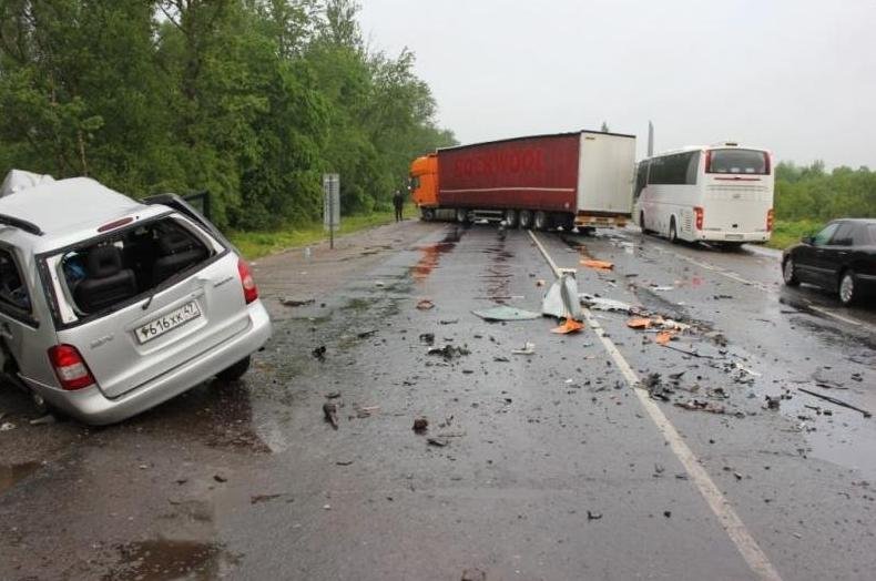 В Псковской области столкнулись легковое авто и грузовик, трое погибших