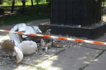 Ленинопад в Макеевке: в Червоногвардейском районе разрушили памятник вождю пролетариата (фото)