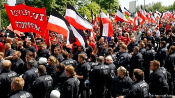 В Германии трое полицейских пострадали во время столкновений на митинге против неонацистов