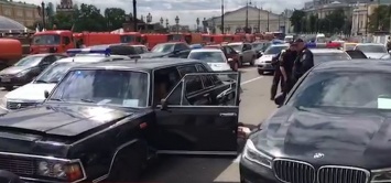 В Москве из-за пьяного бомжа на "Чайке" полицейские устроили перестрелку возле Кремля