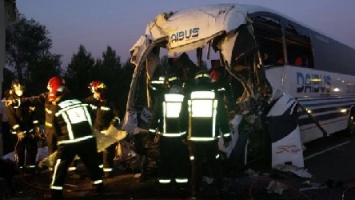 В Испании грузовик столкнулся с автобусом: 2 погибших, 49 раненых