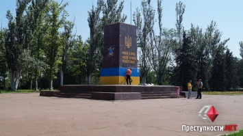 На постаменте возле мэрии Николаева неизвестные закрасили свастикой флаг Украины