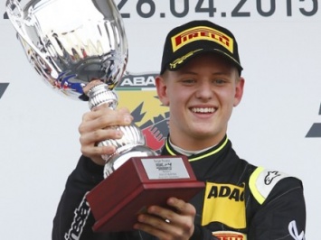 Сын М.Шумахера победил на двух гонках в Формуле-4