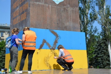 Осквернение флага Украины свастикой в центре Николаева квалифицировали как хулиганство