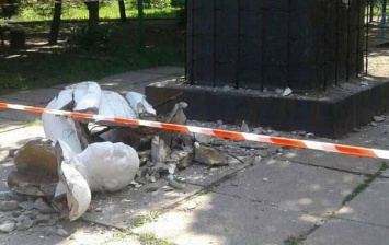 Все ненужное падает безо всякого пафоса: почему в Макеевке рухнул памятник Ленину