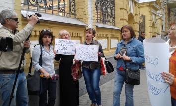 Под окнами у президента митинговали, требуя дембеля 5-й волны мобилизации