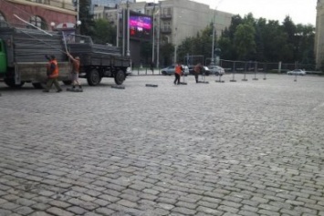 На площади Свободы устанавливают фан-зону к "Евро-2016"