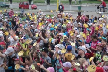В Мирнограде (Димитрово) праздничным концертом открыли пришкольные лагеря