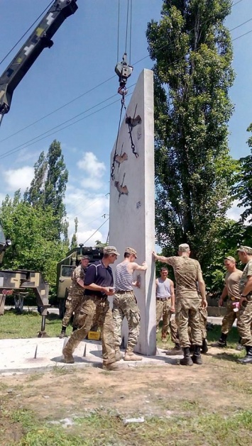 В Николаеве сослуживцы погибших пехотинцев устанавливают в их честь памятную стелу