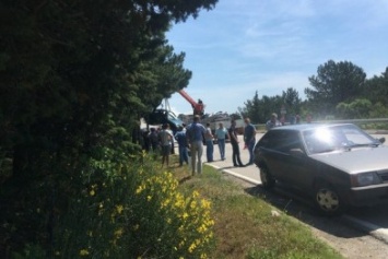 Смертельное ДТП на крымской трассе: ВАЗ, вылетев на «встречку», сбил легковушку и рухнул в кювет (ВИДЕО)