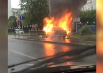 На западе Москвы иномарка влетела в столб и загорелась: фото