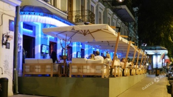 Одесские кафе «Гранат» и «Топ Сендвич» незаконно установили летние площадки