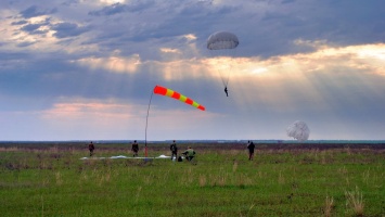 Николаевские морские пехотинцы потренировались прыгать с парашютом