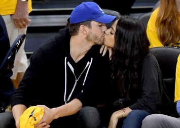 Мила Кунис и Эштон Катчер слились в страстном поцелуе во время баскетбольного матча