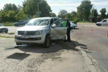 В Харькове "ВАЗ" протаранил иномарку: оба водителя пострадали (ФОТО)