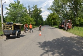 Авдеевский коксохим ремонтирует главную городскую автодорогу