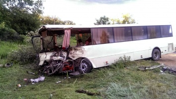 Трагическое ДТП в Лисичанске: прицеп КамАЗа протаранил автобус с рабочими. Есть пострадавшие