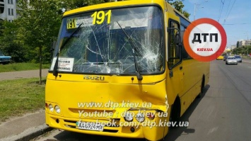 В Киеве на Троещине столкнулись две маршрутки, пострадали 6 пассажиров