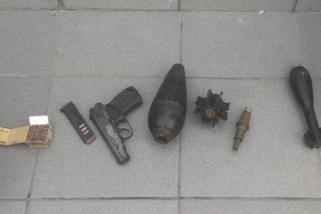 Мариуполец отдел полицейским арсенал оружия, найденный в своем гараже (ФОТО)