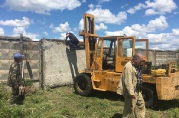 Что сегодня делается в Николаевском аэропорту: восстанавливают забор, ремонтируют автотранспорт и выбивают долги