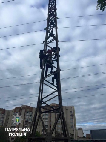 В Киеве мужчина залез на электроопору, чтобы совершить самоубийство (фото)