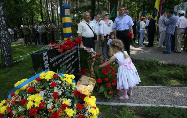 Погибшим в АТО пограничникам установили мемориальный камень в Киеве