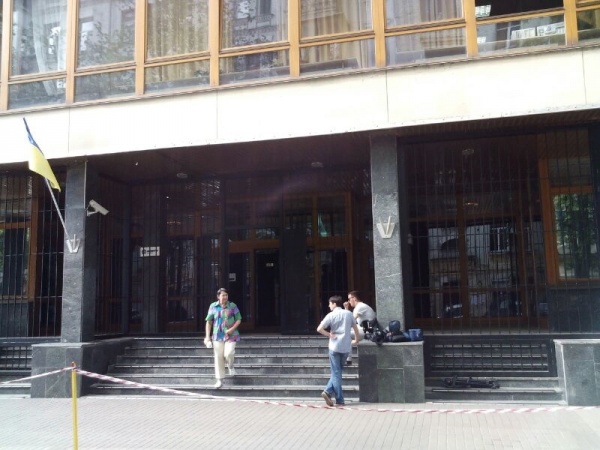 Ситуация под "Укрнафтой" спокойная, вход в здание охраняют люди в штатском без оружия