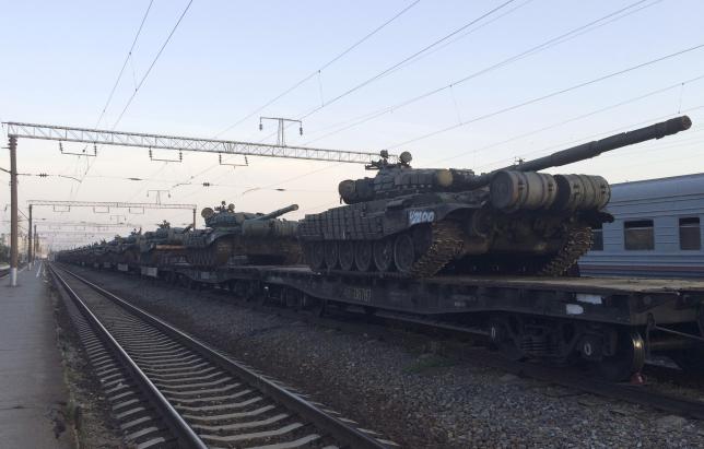 Reuters: Россия собирает мощную группировку войск у границы с Украиной