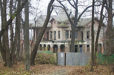 В парке "Нивки" вандалы развалили дачу Хрущева