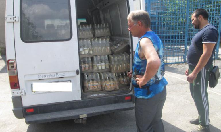 На Днепропетровщине остановили автомобиль со 150 бутылками сомнительной водки